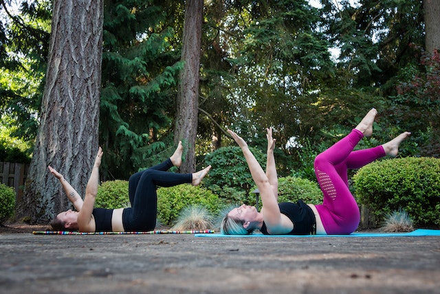 A demonstration of toe touch crunch