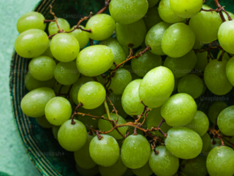 A bowl of green grapes.