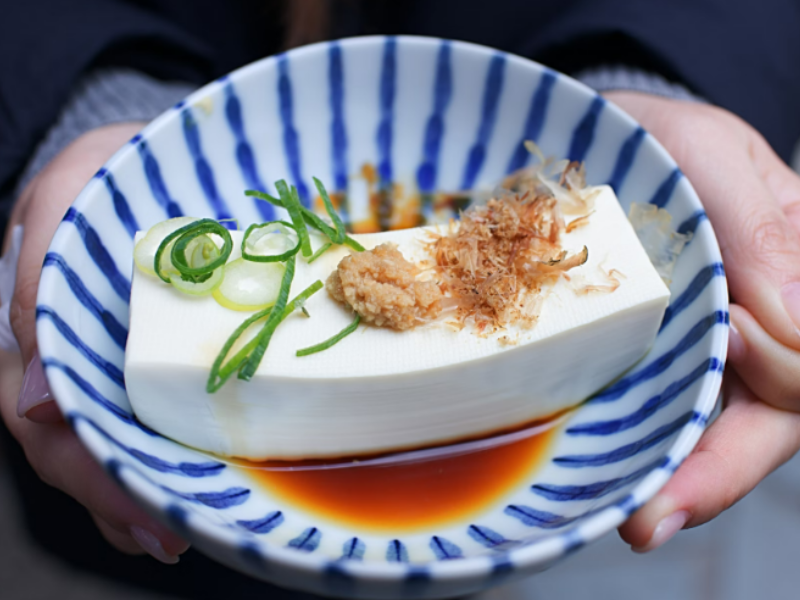 A tofu dish lightly seasoned with soy sauce.